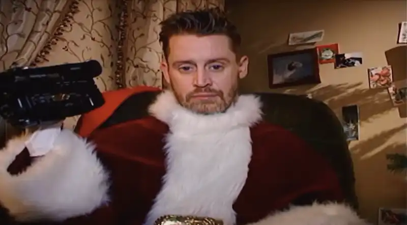  macaulay culkin nel video di santa baby con kim kardashian 1