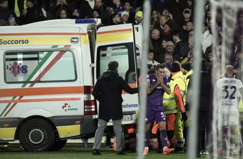 malore in campo per edoardo bove durante fiorentina  inter   foto lapresse3