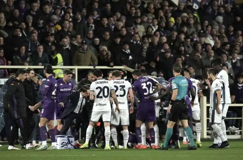 malore in campo per edoardo bove durante fiorentina  inter   foto lapresse6