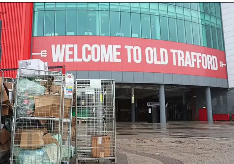 manchester united old trafford infestato dai topi