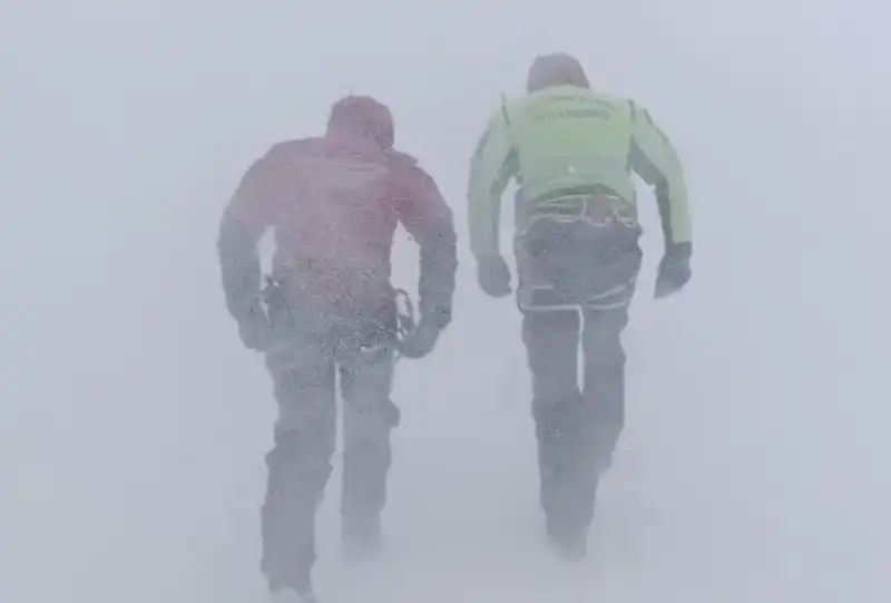 operazione di recupero di due alpinisti sul gran sasso   2