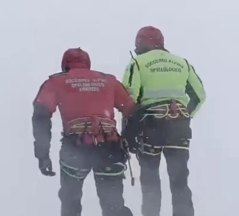 operazione di recupero di due alpinisti sul gran sasso   3