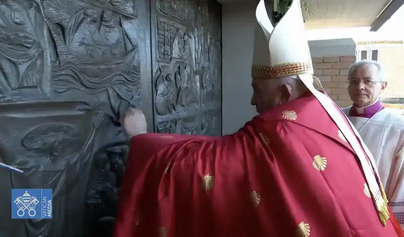 PAPA FRANCESCO APRE LA PORTA SANTA AL CARCERE DI REBIBBIA