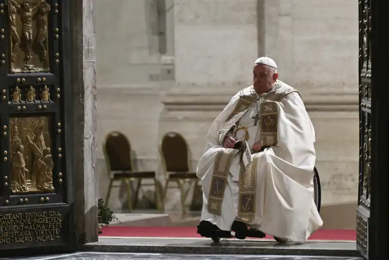 papa francesco apre la porta santa        foto lapresse  