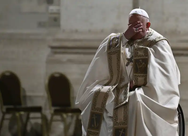 papa francesco apre la porta santa         foto lapresse  