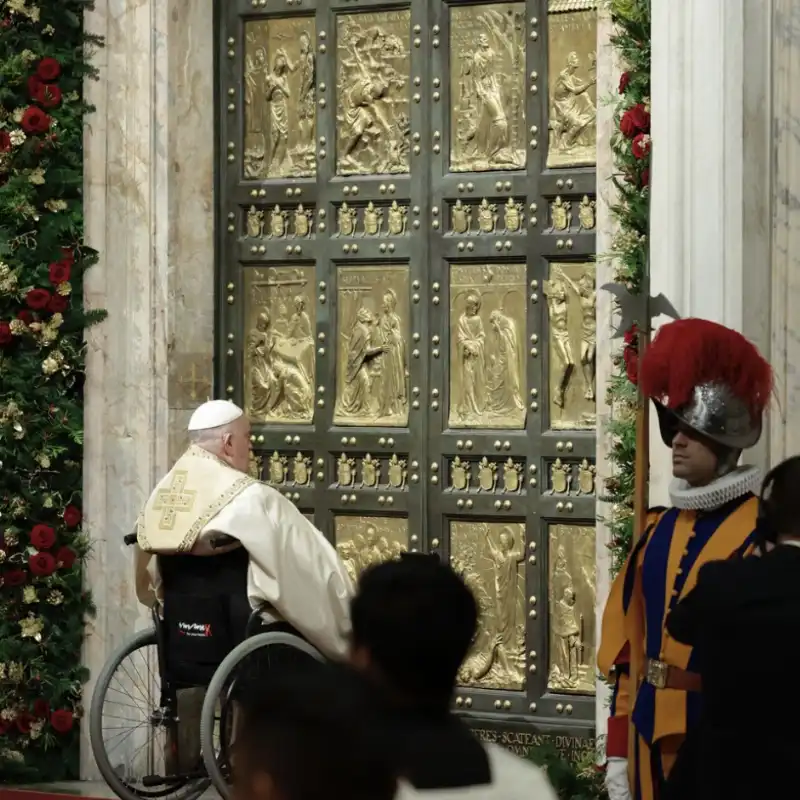 papa francesco apre la porta santa                foto lapresse  