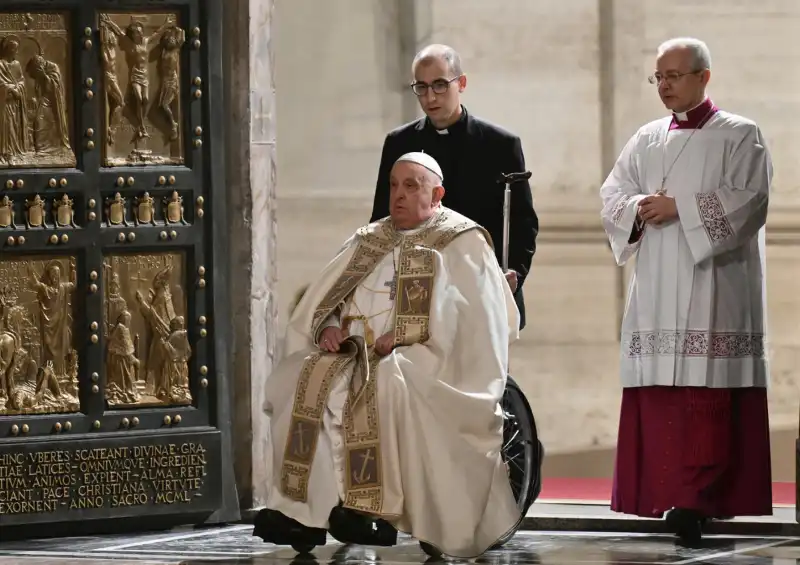 papa francesco apre la porta santa in san pietro  foto lapresse  