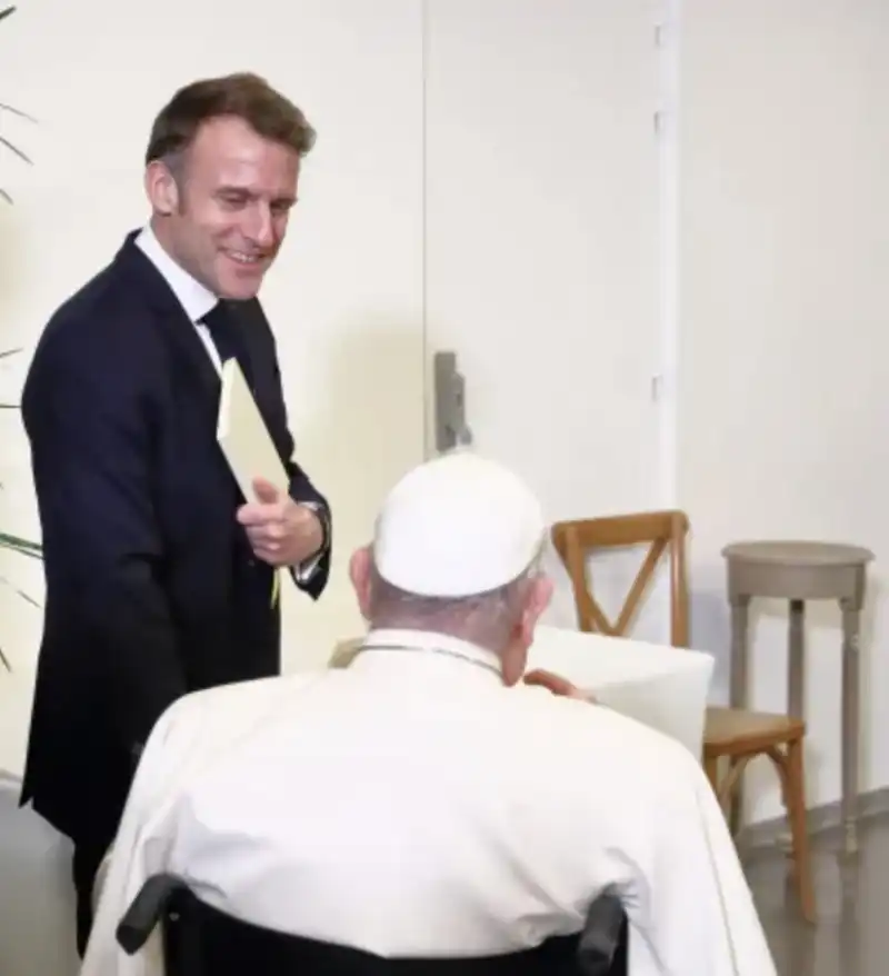 papa francesco incontra emmanuel macron in corsica    