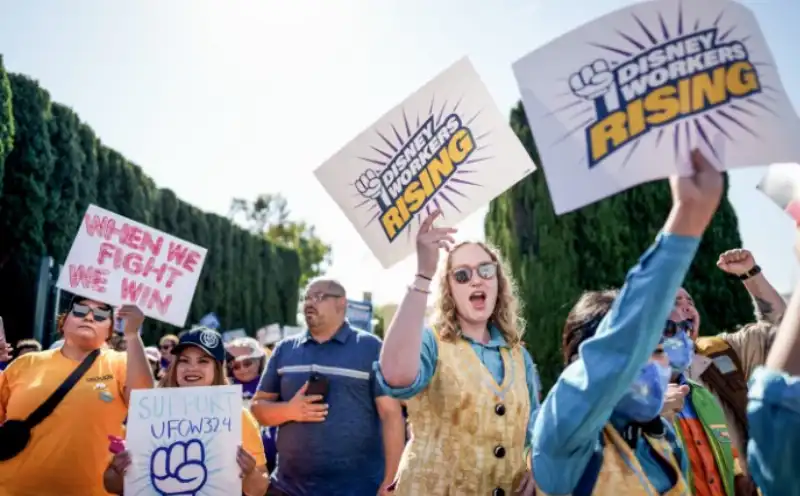 proteste dei lavoratori di disneyland 1