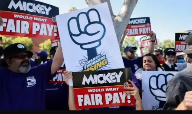 proteste dei lavoratori di disneyland 3