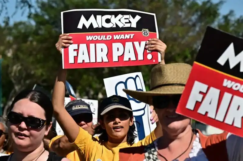 proteste dei lavoratori di disneyland 5