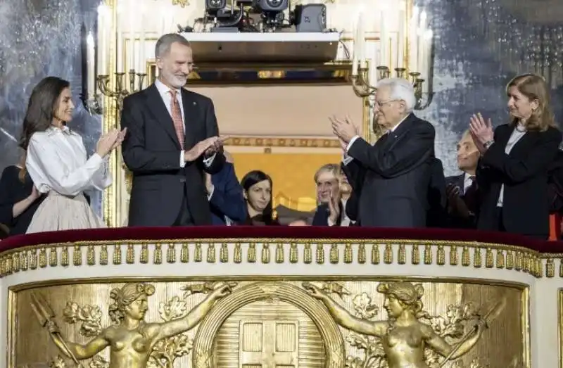 re felipe, la moglie letizia, sergio mattarella e laura mattarella a napoli 1