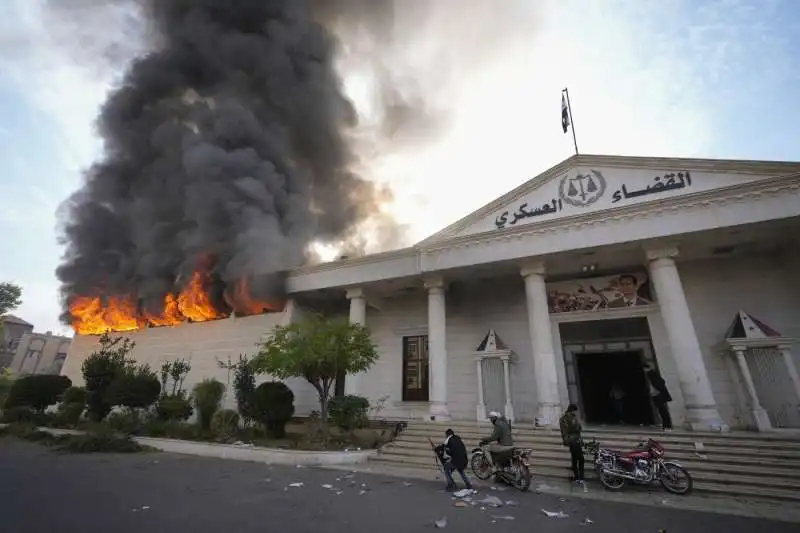 ribelli siriani incendiano tribunale militare a damasco   foto lapresse  