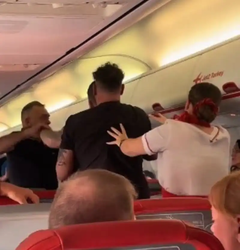 RISSA TRA PASSEGGERI SUL VOLO JET2 DA ANTALYA A LEEDS