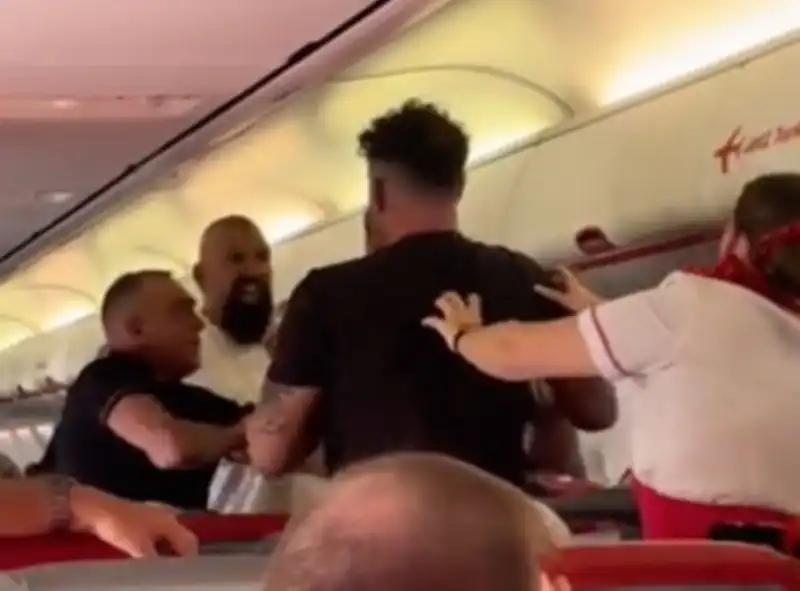 RISSA TRA PASSEGGERI SUL VOLO JET2 DA ANTALYA A LEEDS