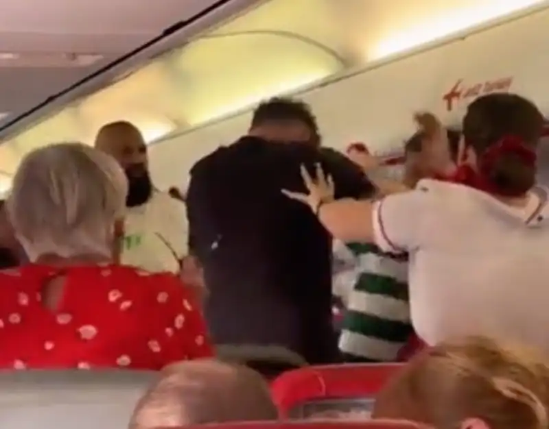 RISSA TRA PASSEGGERI SUL VOLO JET2 DA ANTALYA A LEEDS