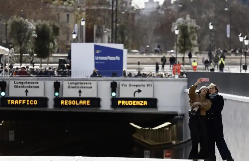 selfie con il nuovo sottopasso di piazza pia a roma    foto lapresse