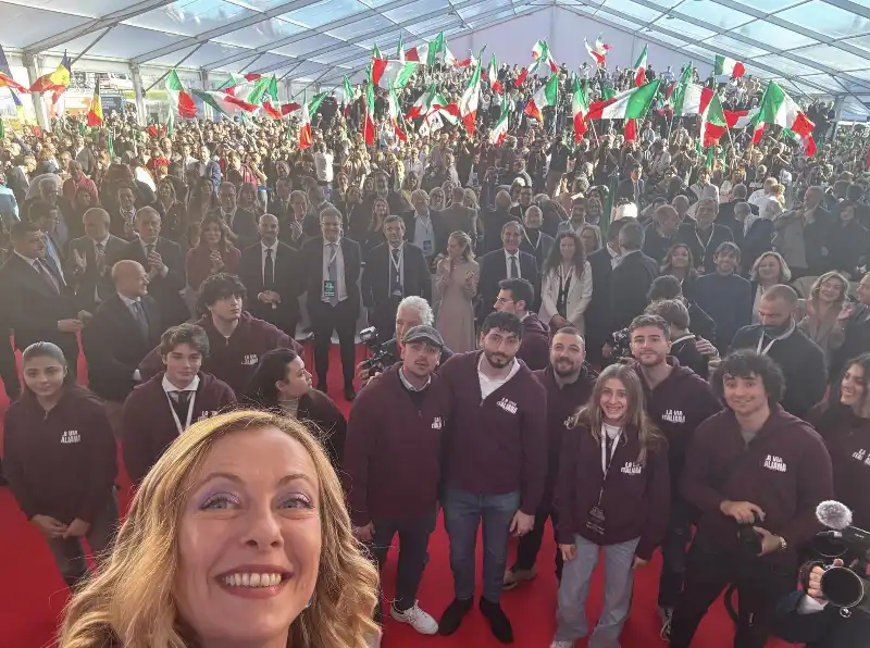 SELFIE DI GIORGIA MELONI AD ATREJU 2024