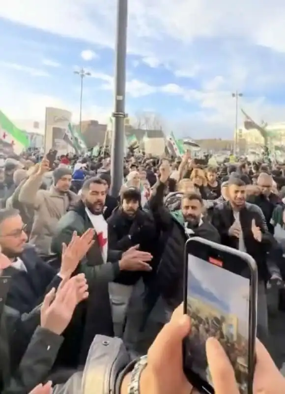 SIRIA - GENTE IN STRADA FESTEGGIA LA CADUTA DI ASSAD