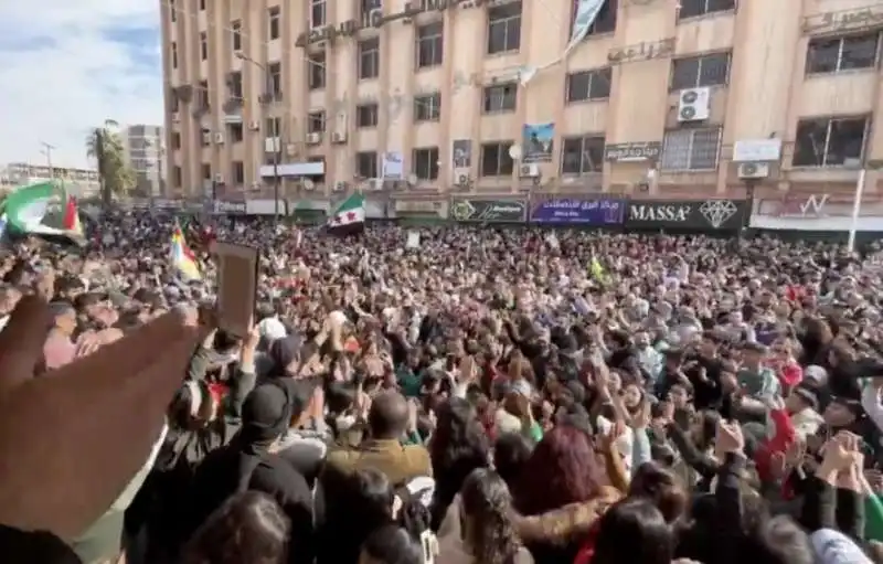 SIRIA - GENTE IN STRADA FESTEGGIA LA CADUTA DI ASSAD