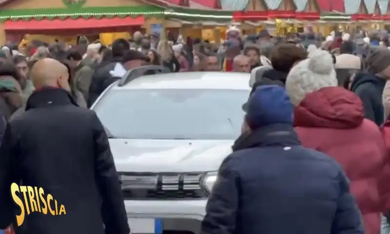 striscia entra con la macchina a piazza duomo a milano 3