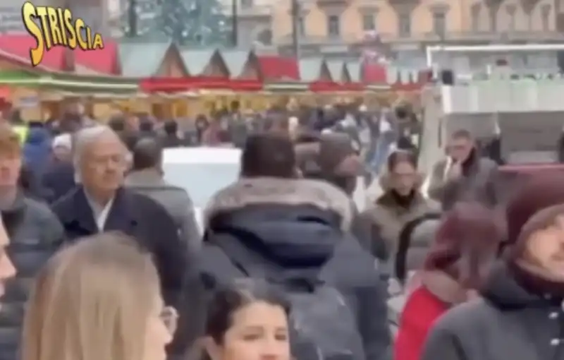 striscia entra con la macchina a piazza duomo a milano 4