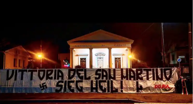 striscione do.ra. davanti al SACRARIO PARTIGIANO DI CUVEGLIO