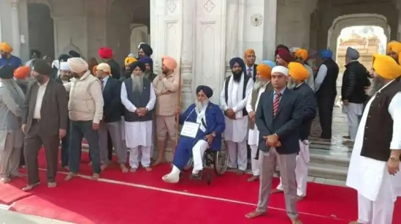 sukhbir singh badal al tempio d'oro di amristar