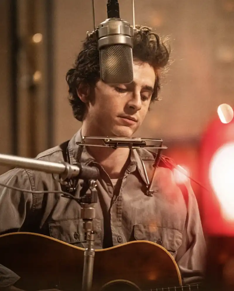 TIMOTHEE CHALAMET INTERPRETA BOB DYLAN - A COMPLETE UNKNOWN