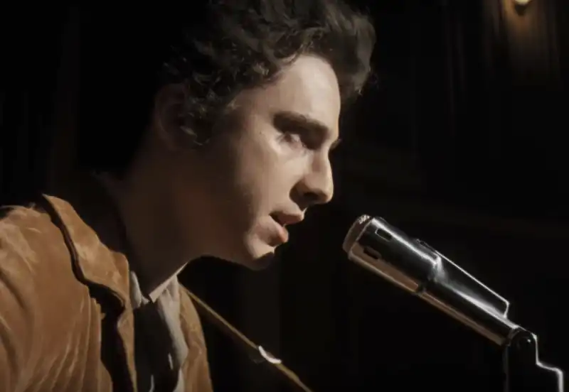 TIMOTHEE CHALAMET INTERPRETA BOB DYLAN - A COMPLETE UNKNOWN