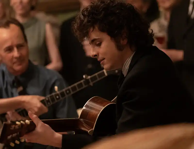 TIMOTHEE CHALAMET INTERPRETA BOB DYLAN - A COMPLETE UNKNOWN