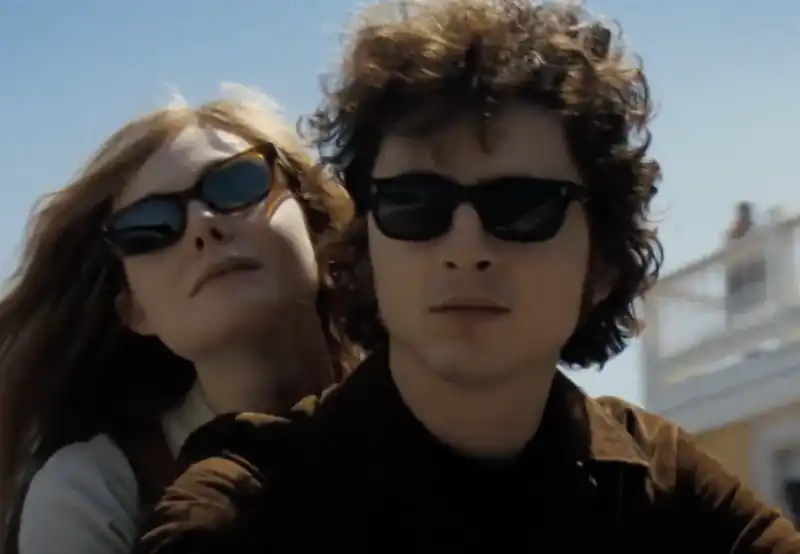 ELLE FANNING E TIMOTHEE CHALAMET CHE INTERPRETA BOB DYLAN - A COMPLETE UNKNOWN