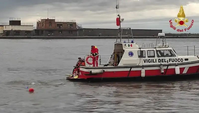 trieste - turista irlandese cade in acqua mentre fa la proposta di matrimonio alla fidanzata 