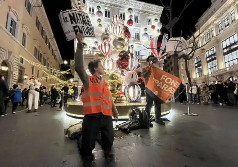 ultima generazione lancia vernice nera sull albero di natale di fendi a roma 2