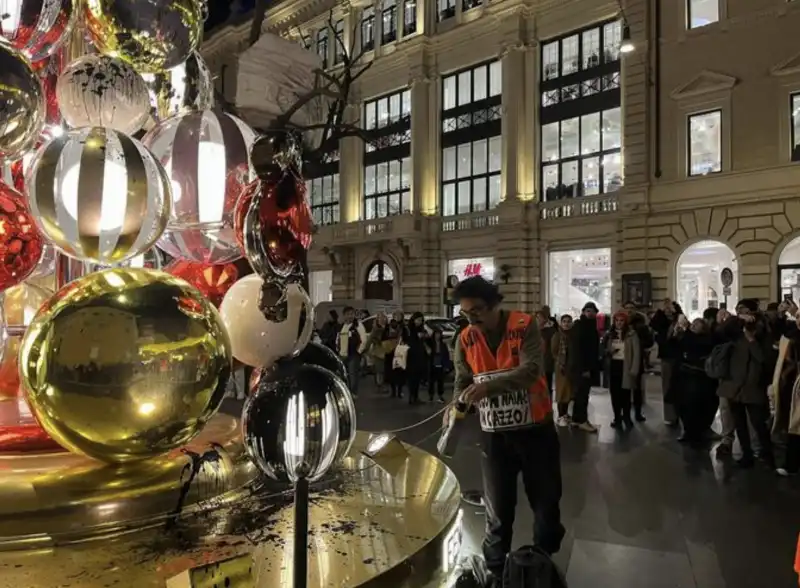 ultima generazione lancia vernice nera sull albero di natale di fendi a roma 3