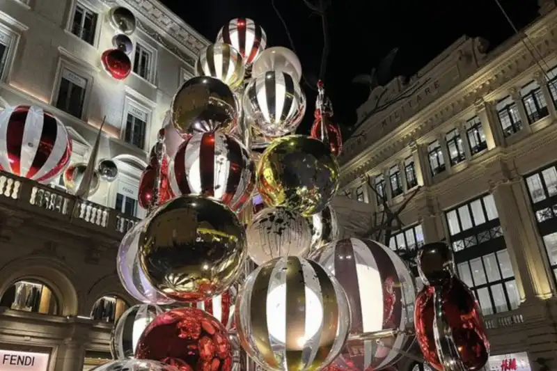 ultima generazione lancia vernice nera sull albero di natale di fendi a roma 6