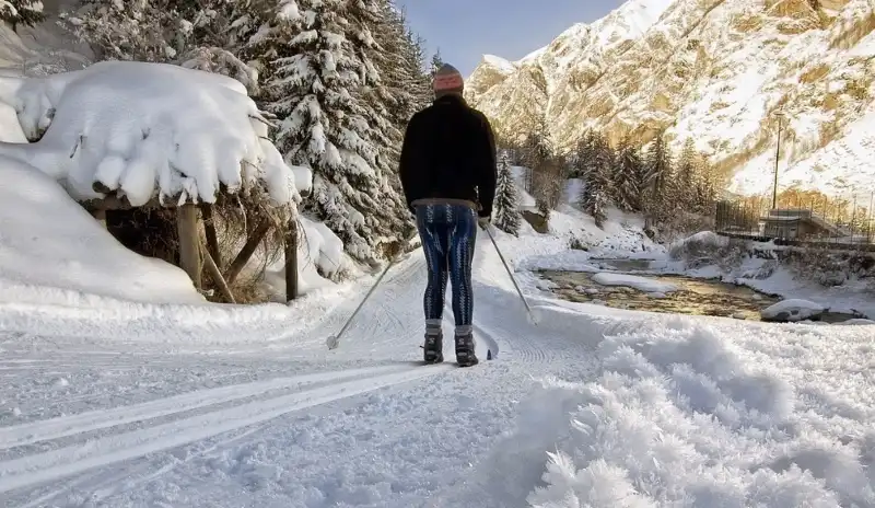 uomo sulla neve