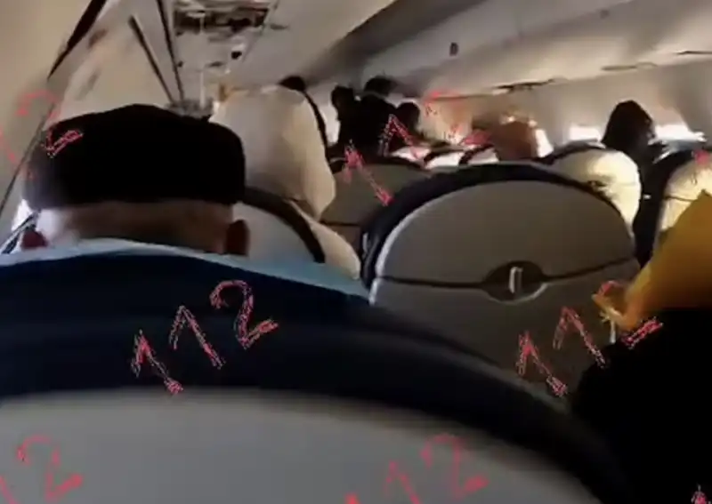 video a bordo dell aereo azerbaijan airlines precipitato ad aktau kazakistan  1