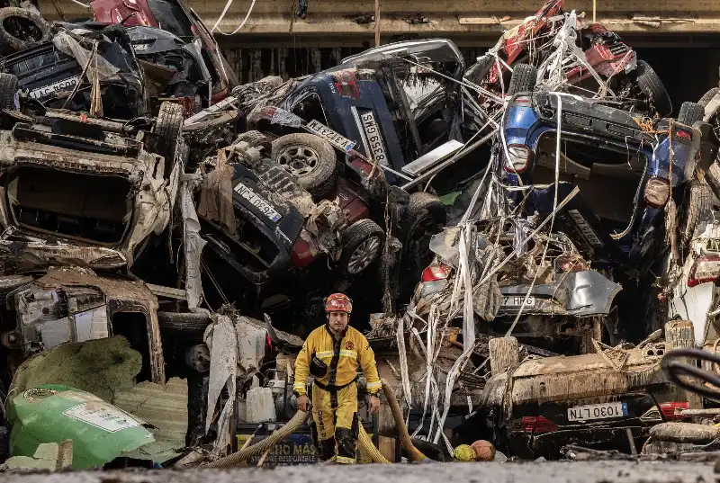 vigile del fuoco dopo l alluvione a valencia   ph david ramos