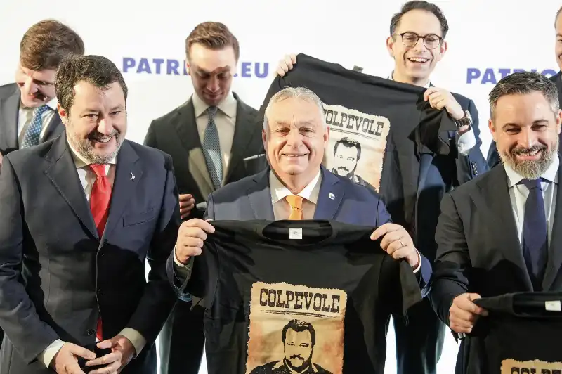 VIKTOR ORBAN E SANTIAGO ABASCAL CON LA MAGLIETTA DI SALVINI