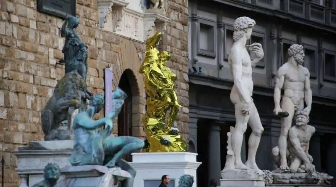 la statua di koons a firenze