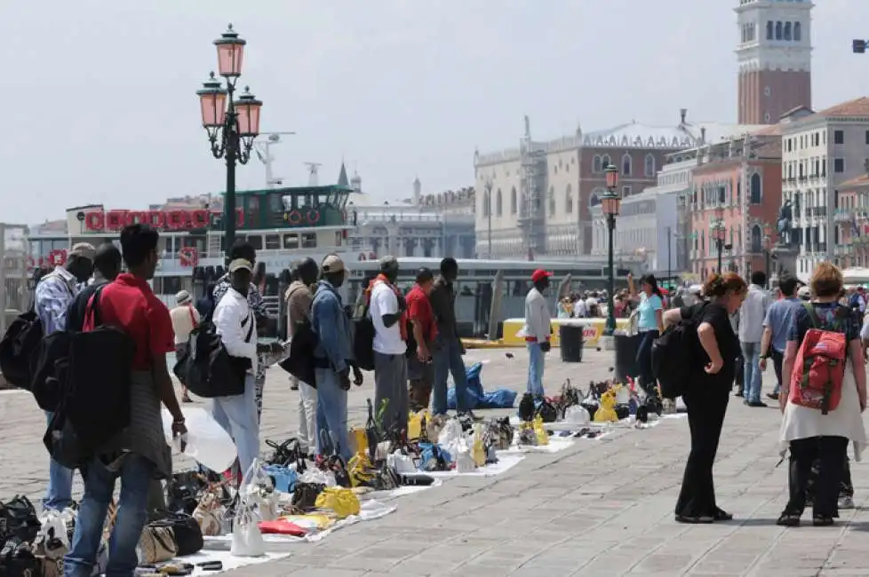 venditori abusivi venezia