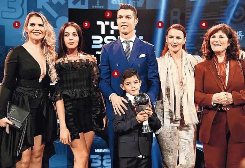 cristiano ronaldo con sorelle madre