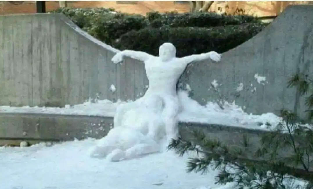 freddo gelo uomo di neve maltempo