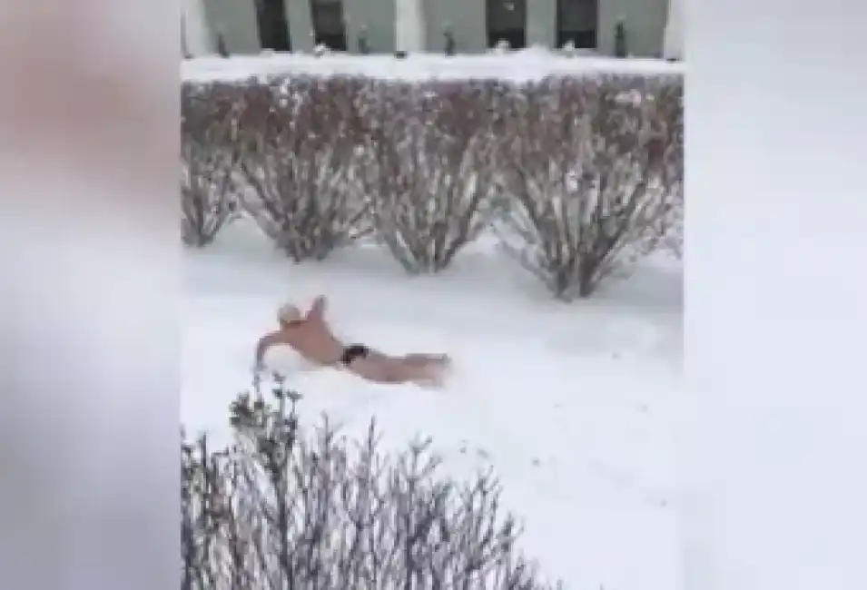 staffetta nuoto nella neve