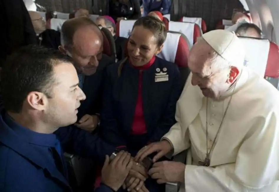 i due assistenti di volo sposati dal papa sull aereo in cile