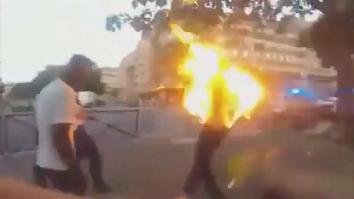 parigi uomo prende fuoco taser