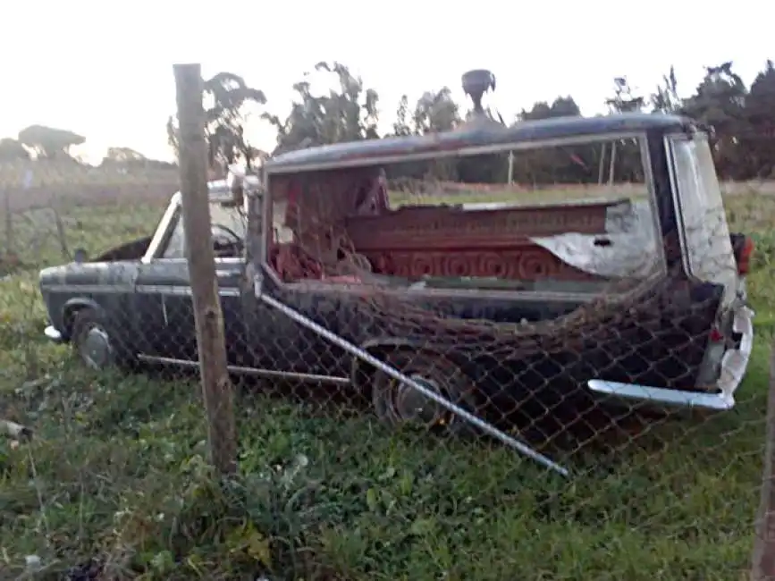 ardea - carro funebre abbandonato 