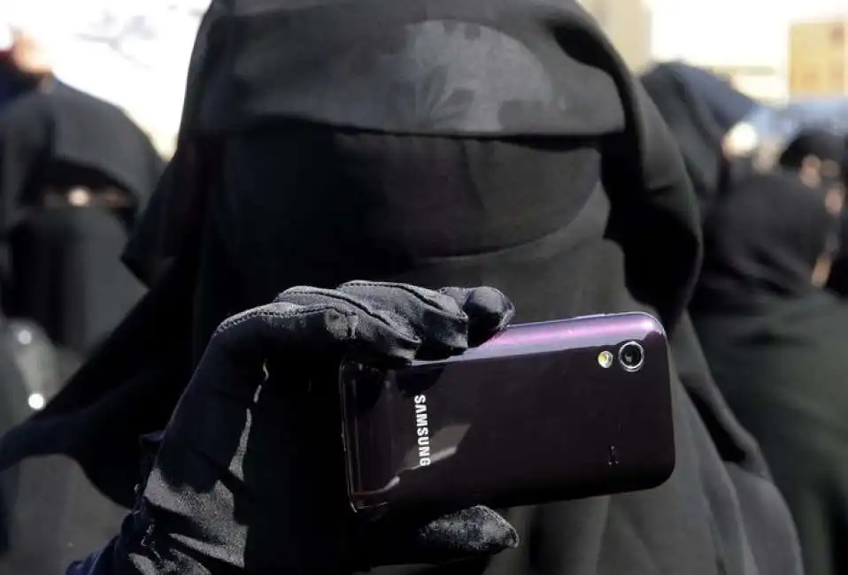 burqa cellulare arabia saudita donna