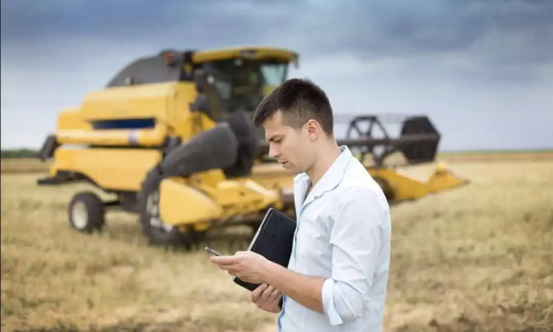 contadino campi giovane manager agricoltura